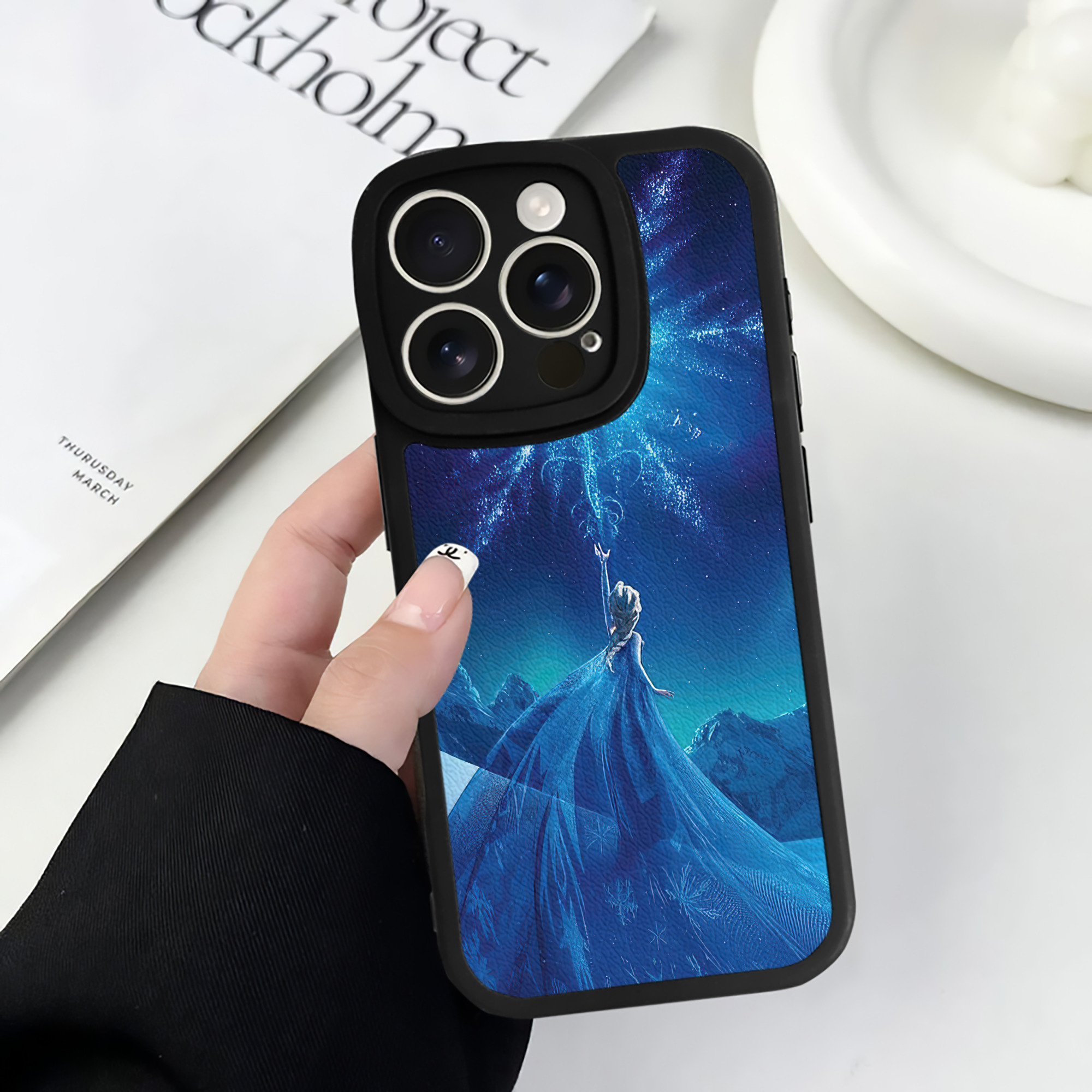 （画像用） アナと雪の女王 アンナ エルサ Frozen Anna Elsa 【iPhone 16シリーズ対応】シリコンスマホケース（レザー調） 材質：シリコン